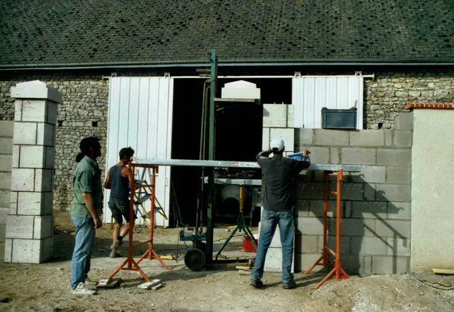 L'équipe Aktibat sur un chantier de construction en parpaings