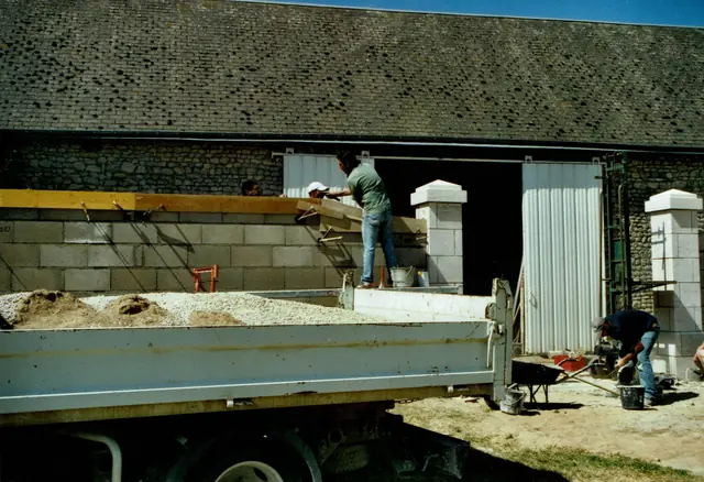 Livraison de sable et bétonnière sur un chantier Aktibat