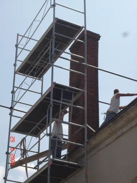Échafaudage pour la reconstruction d'une souche de cheminée en brique