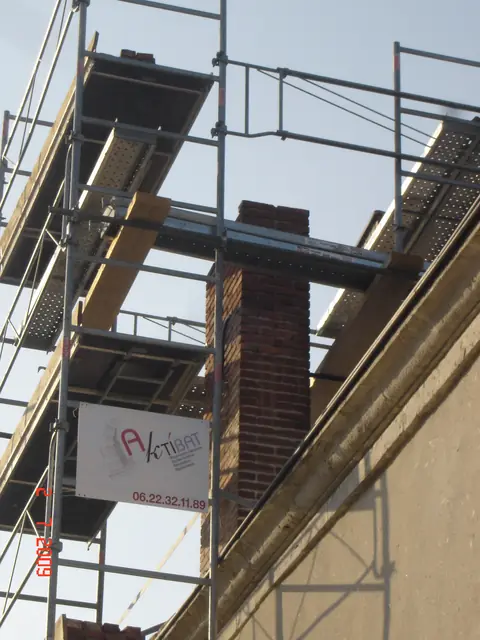 Reconstruction d'une souche de cheminée sur échafaudage