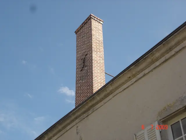 Souche de cheminée en brique rouge reconstruite