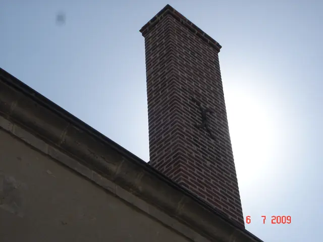 Cheminée en brique rouge à contre-jour après rénovation