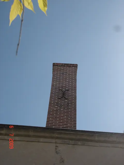Cheminée en brique rénovée sur maison ancienne