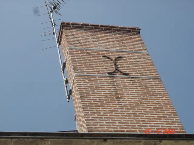 Cheminée en brique rouge et couronnement, vue d'angle