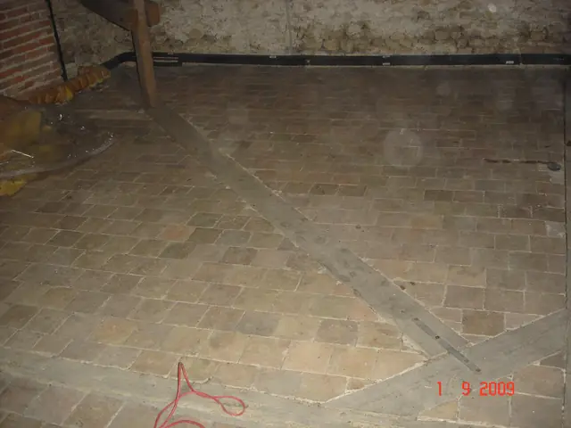 Plancher en tomettes anciennes dans les combles