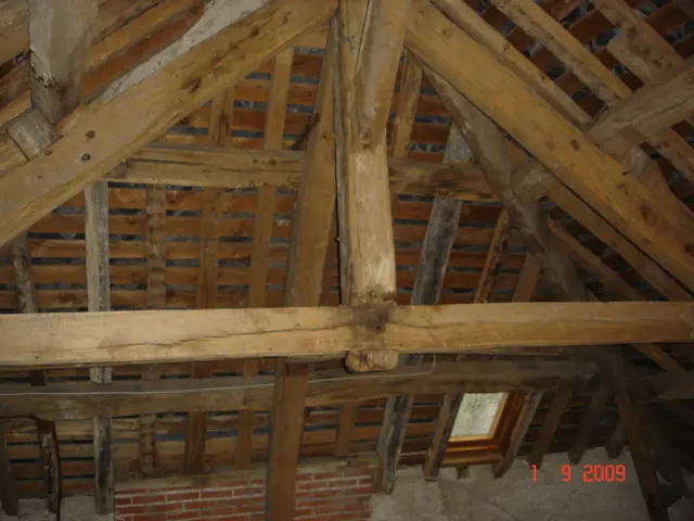 Ferme et entrait de charpente ancienne avant isolation