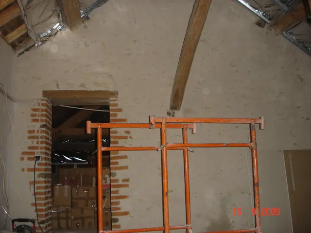 Pose des plaques de plâtre sur les murs des combles