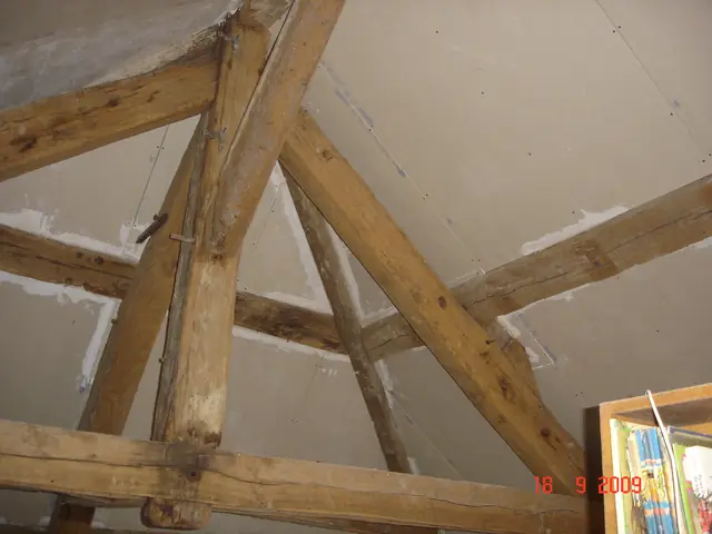 Ferme de charpente apparente dans des combles aménagés