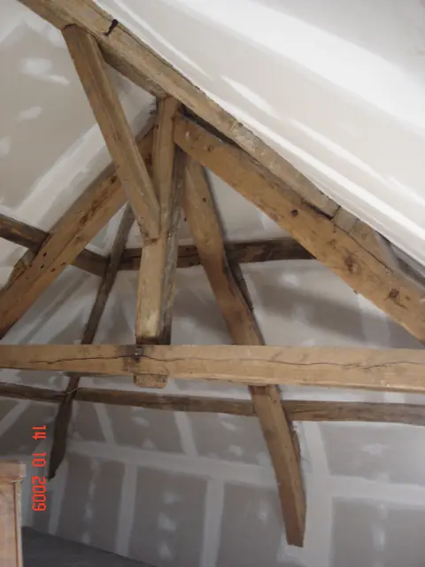 Combles aménagés avec charpente apparente, vue vers le pignon