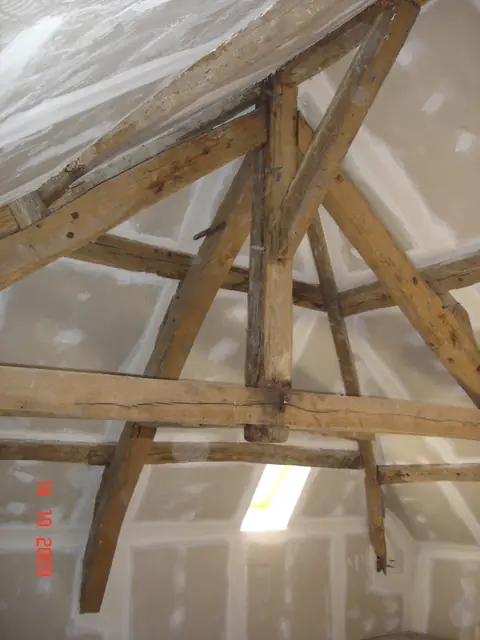 Combles finis avec fenêtre de toit et charpente apparente