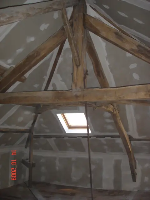 Combles aménagés prêts pour la peinture, fenêtre de toit