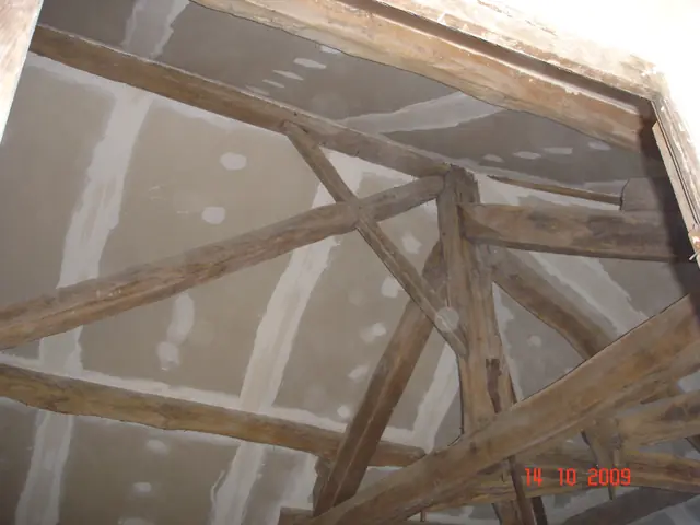Plafond de combles aménagés avec poutres en chêne