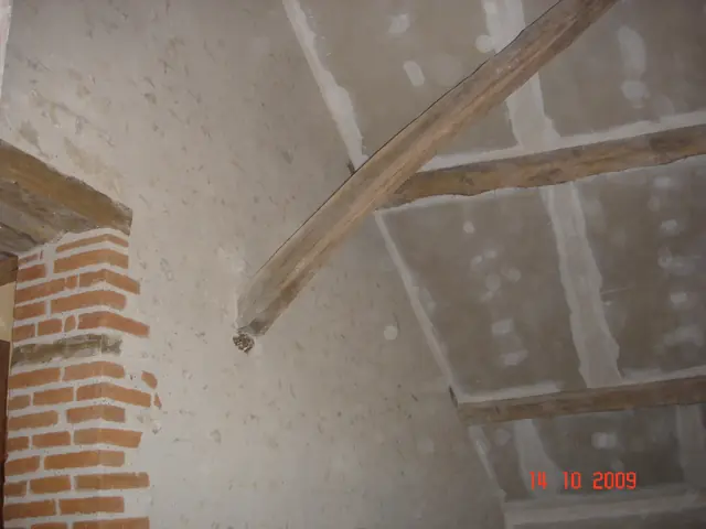 Conduit de cheminée en brique dans des combles aménagés