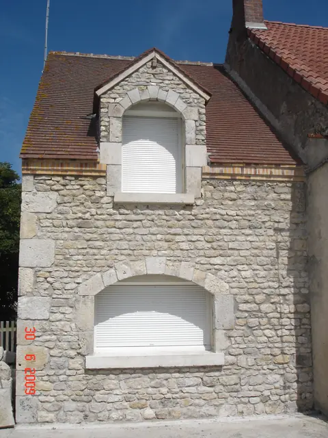 Lucarne en pierre de taille et façade en moellons rénovées par Aktibat