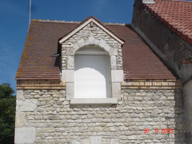 Lucarne à fronton en pierre de taille après rénovation