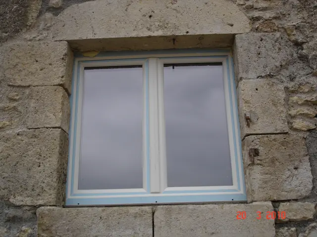 Encadrement de fenêtre en pierre de taille neuve sur mur en moellons