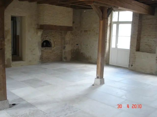Rénovation intérieure : dallage en pierre, cheminée et four à pain
