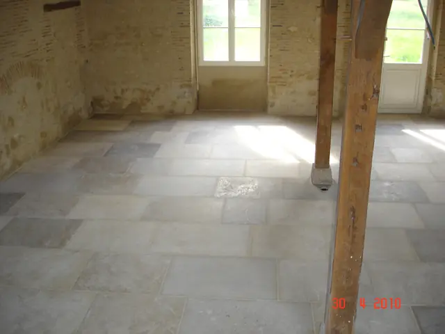 Rénovation intérieure avec poteaux bois et dallage en pierre