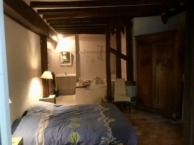 Chambre avant rénovation avec poutres apparentes