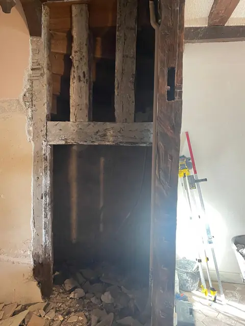 Colombages et conduit mis à nu pendant la rénovation