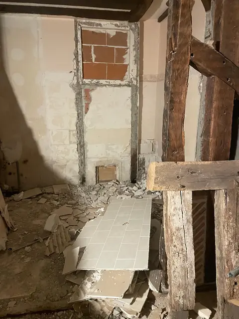 Reprise de maçonnerie en brique sur une cloison à colombages