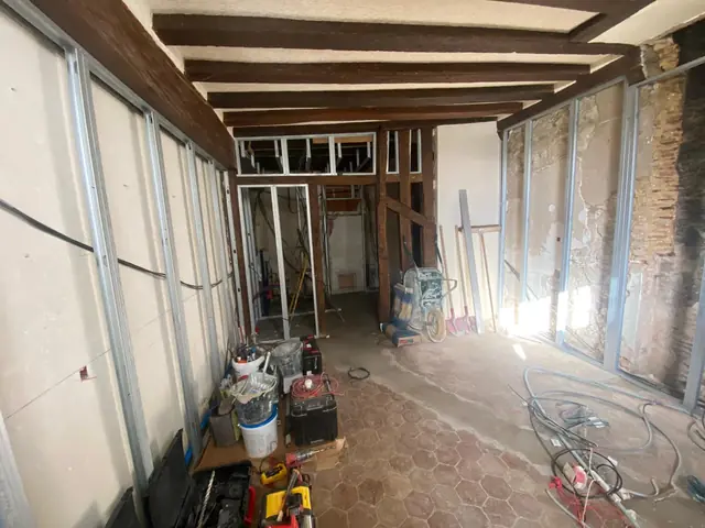Rénovation intérieure en cours : doublage et ossature