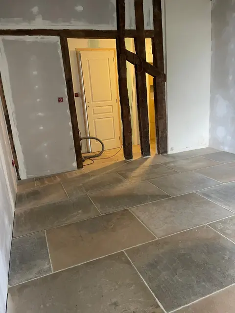 Carrelage grand format posé pendant la rénovation