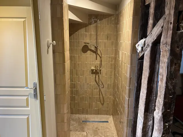 Douche à l'italienne carrelée dans une salle de bain rénovée