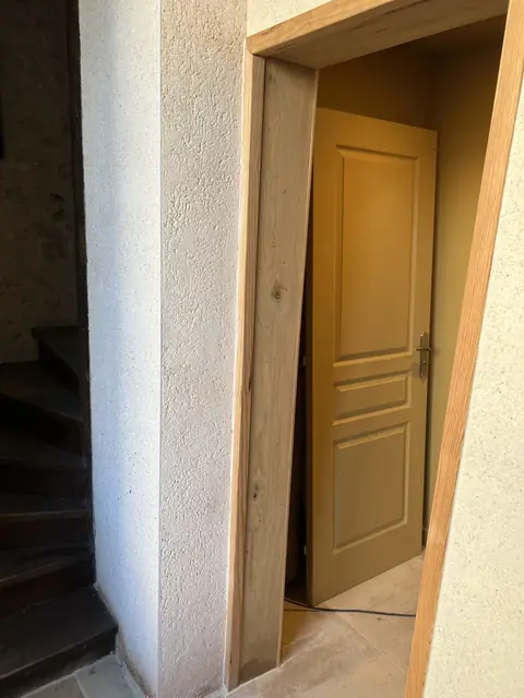 Escalier et menuiseries dans une maison rénovée
