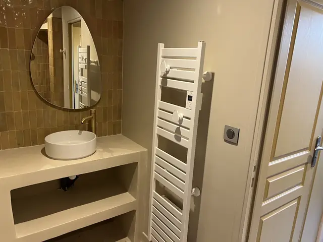 Salle de bain terminée avec vasque et sèche-serviettes