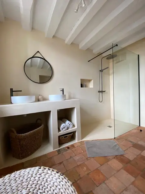 Salle de bain rénovée avec double vasque et douche à l'italienne