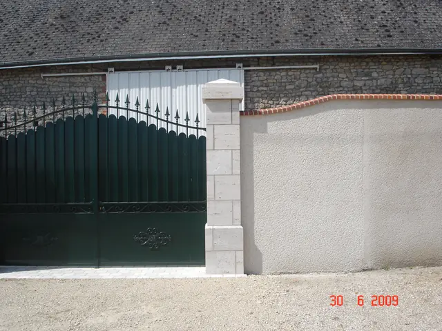 Pilier de portail en pierre de taille et couronnement de mur en tuiles