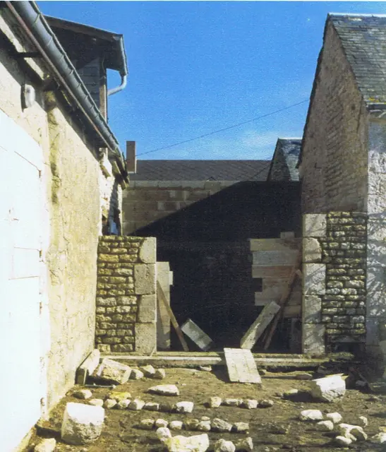 Démolition partielle et reconstruction d'un mur en pierre de cour