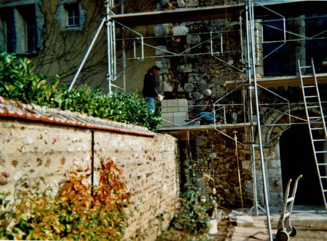 Construction d'un contrefort en pierre sur échafaudage