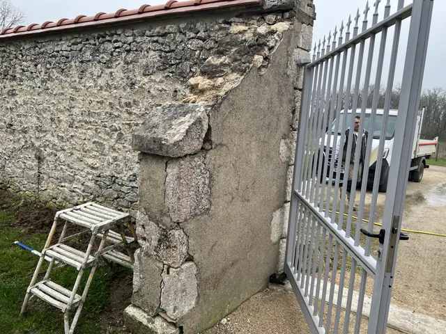 Détail d'un mur en pierre dégradé avant reprise des joints à la chaux
