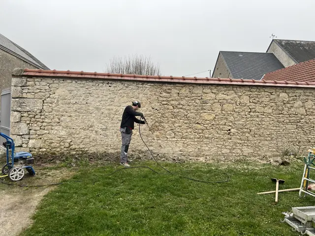 Rejointoiement d'un mur en pierre par un maçon d'Aktibat