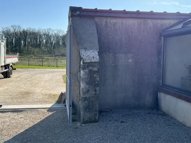 Mur et pilier de portail après rénovation, vue depuis la cour