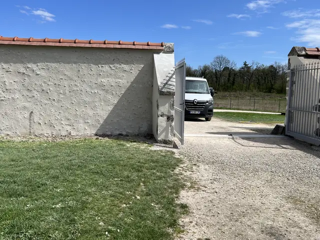 Entrée de propriété rénovée : mur, piliers et portail