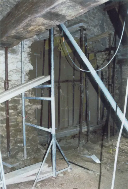 Étaiement avant création d'une ouverture dans un mur en pierre