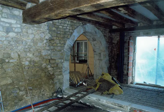 Baie voûtée en pierre créée dans un mur ancien